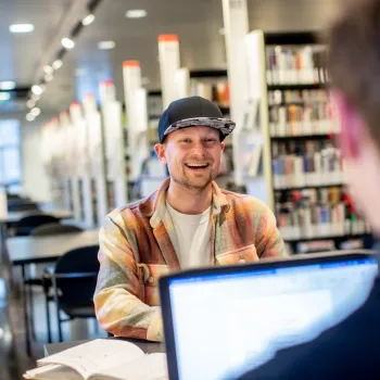 Mannen met laptop in bieb