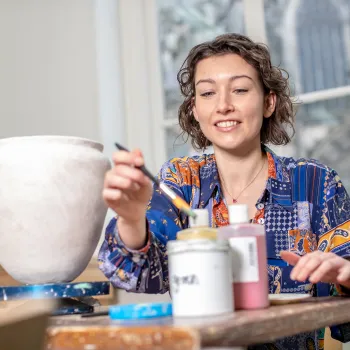 vrouw met keramiek 