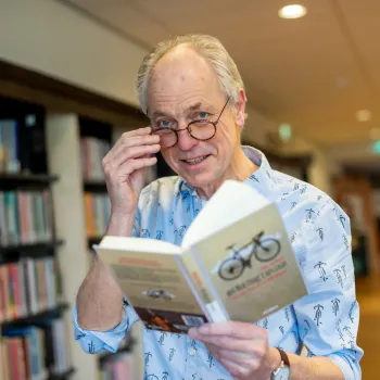 man met boek