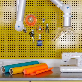 naaimachine en creative materialen op gele achtergrond
