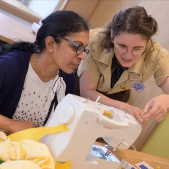 twee vrouwen bij een naaimachine 
