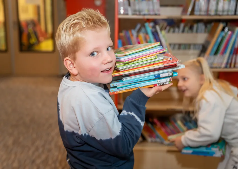jongen met boeken