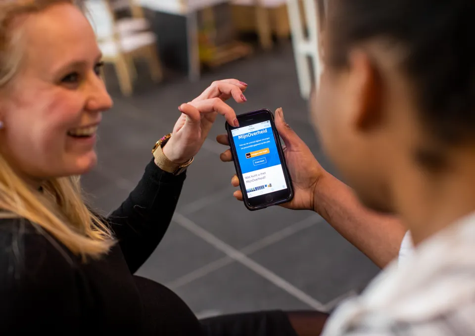 Vrouw met telefoon in de hand 