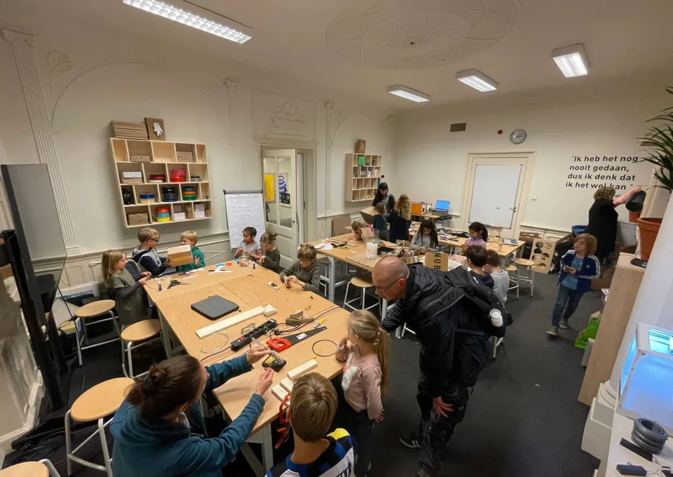 Groep kinderen in het Digitaal Atelier van Huis73