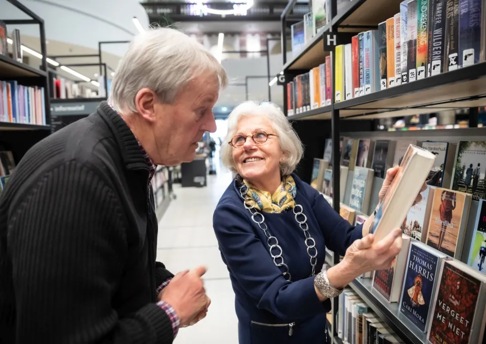oudere man en vrouw met boeken in handen