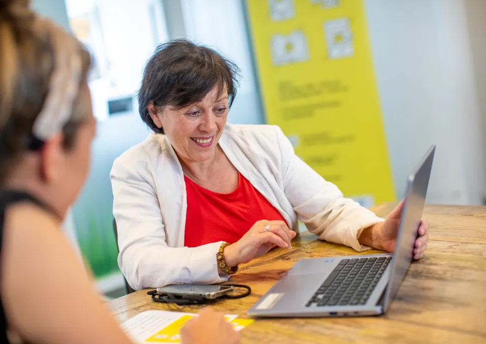 vrouw hulp bij vraag computer