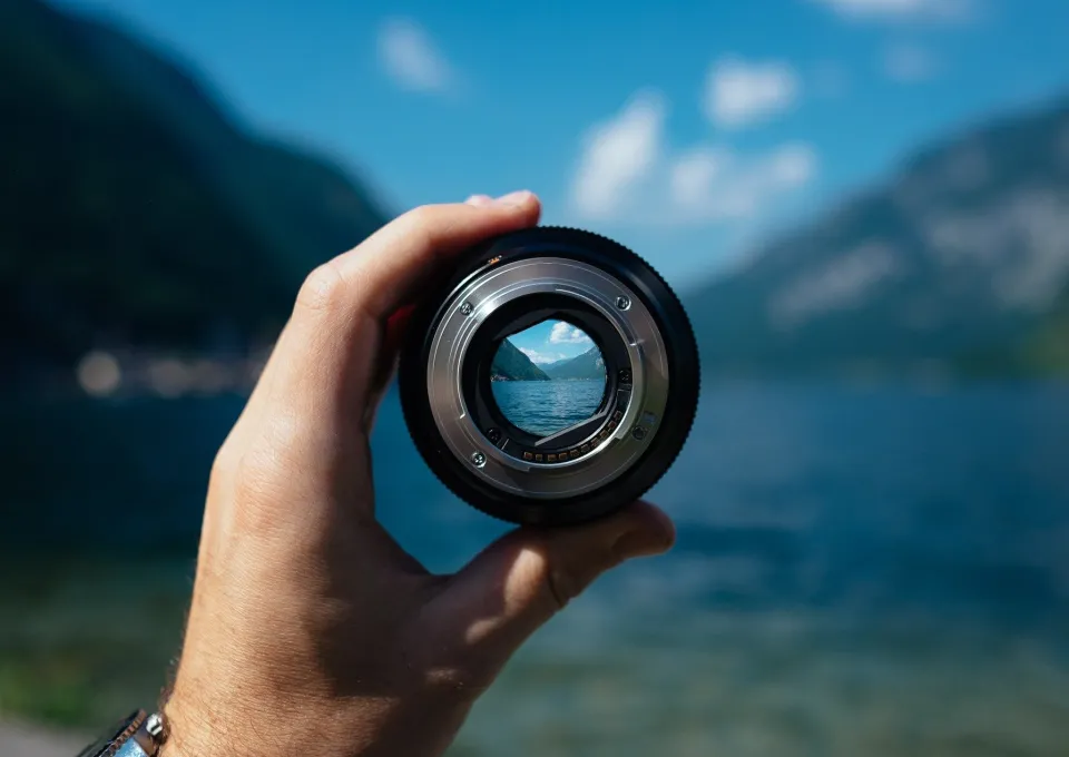 lens in hand 