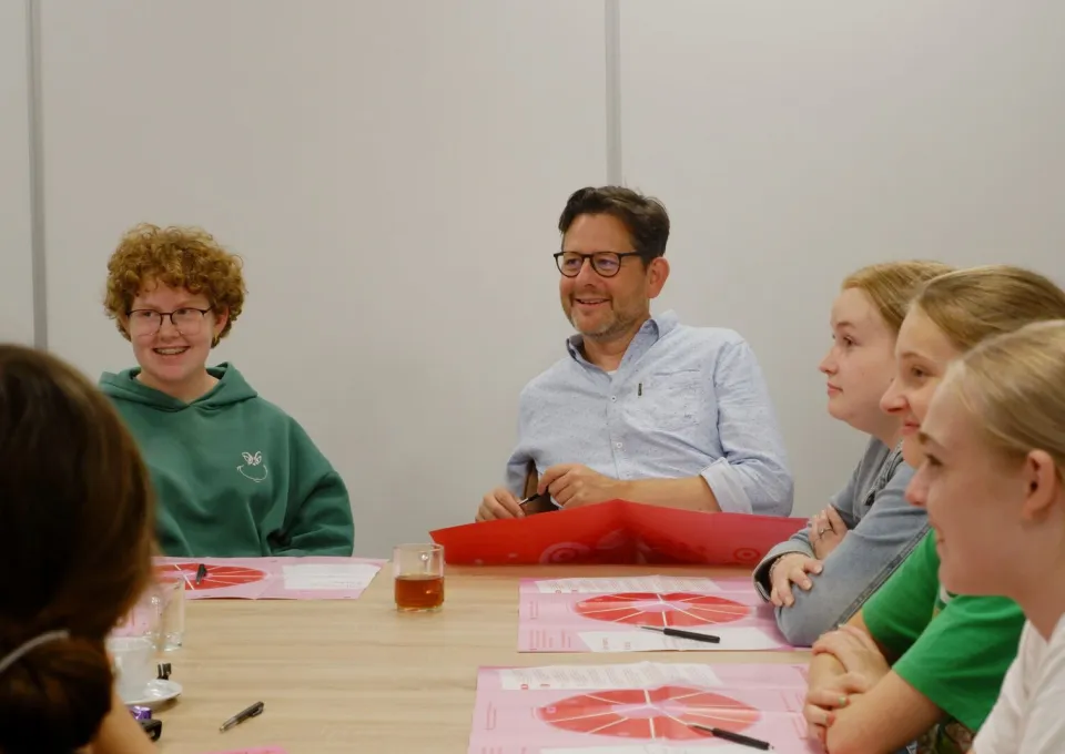 Mensen luisteren aan tafel