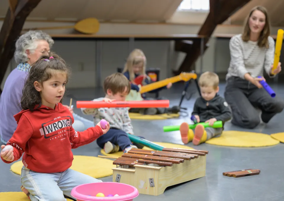 kinderen maken muziek