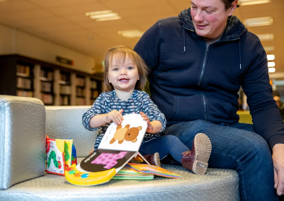 vader en dochtertje met boek