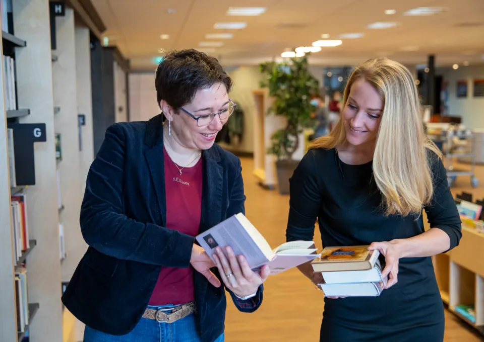 twee vrouwen in gesprek over boeken