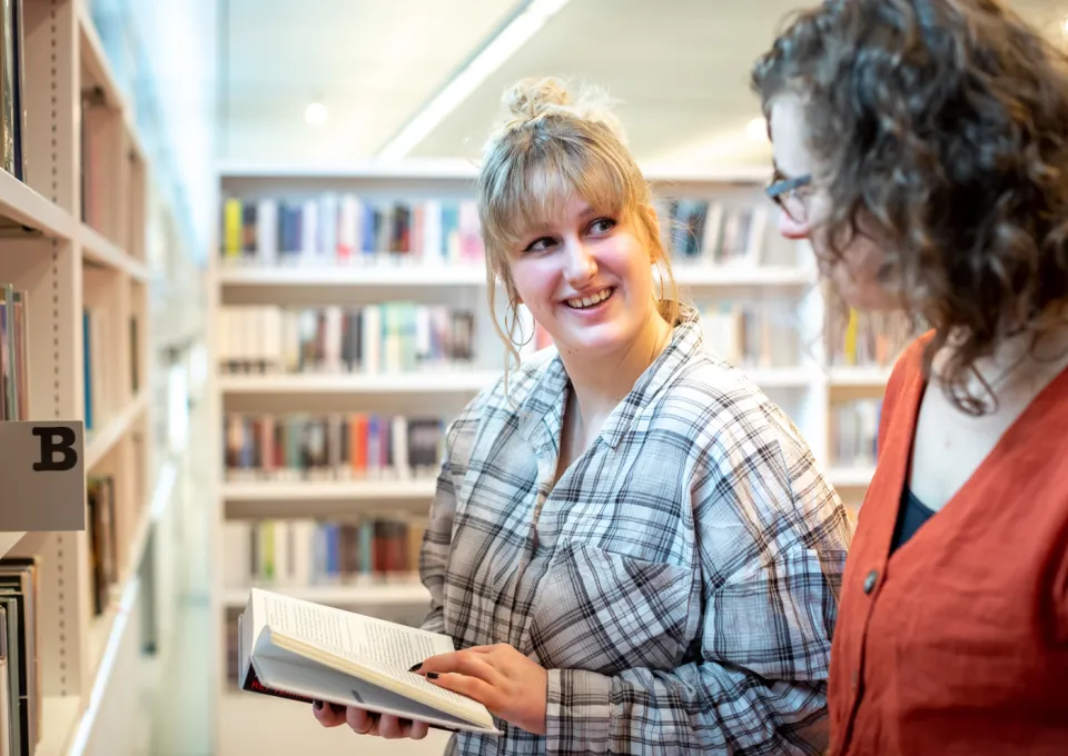 twee vrouwen bij boekenkast