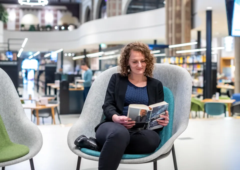 Vrouw leest boek in DePetrus