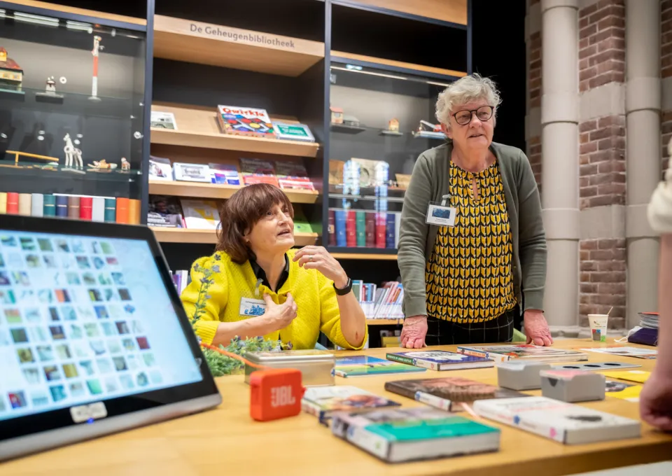 twee vrouwen aan tafel met boeken