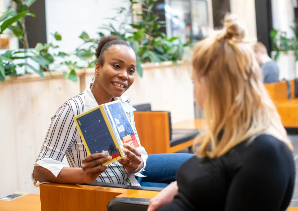 twee vrouwen met boek