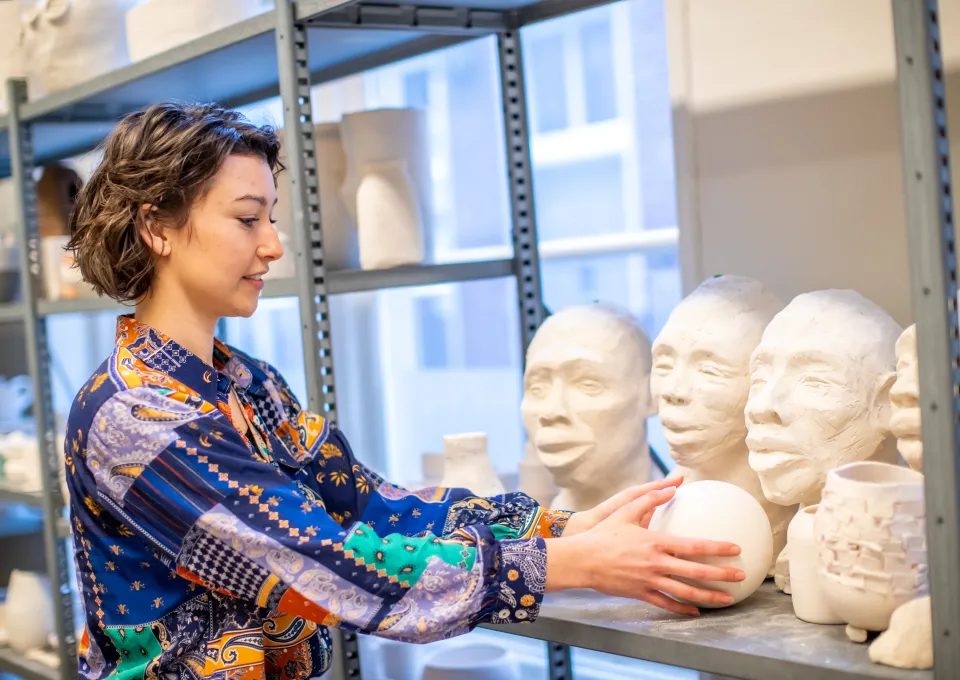 vrouw in keramiek ruimte
