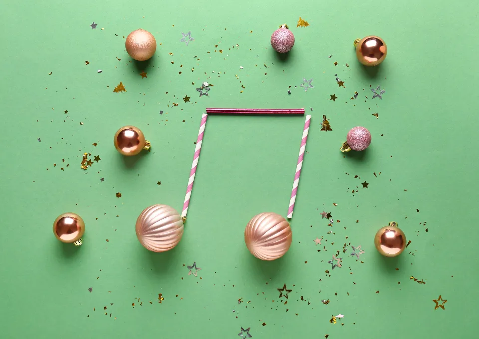 Groen vlak met kerstballen in vorm van muzieknoot