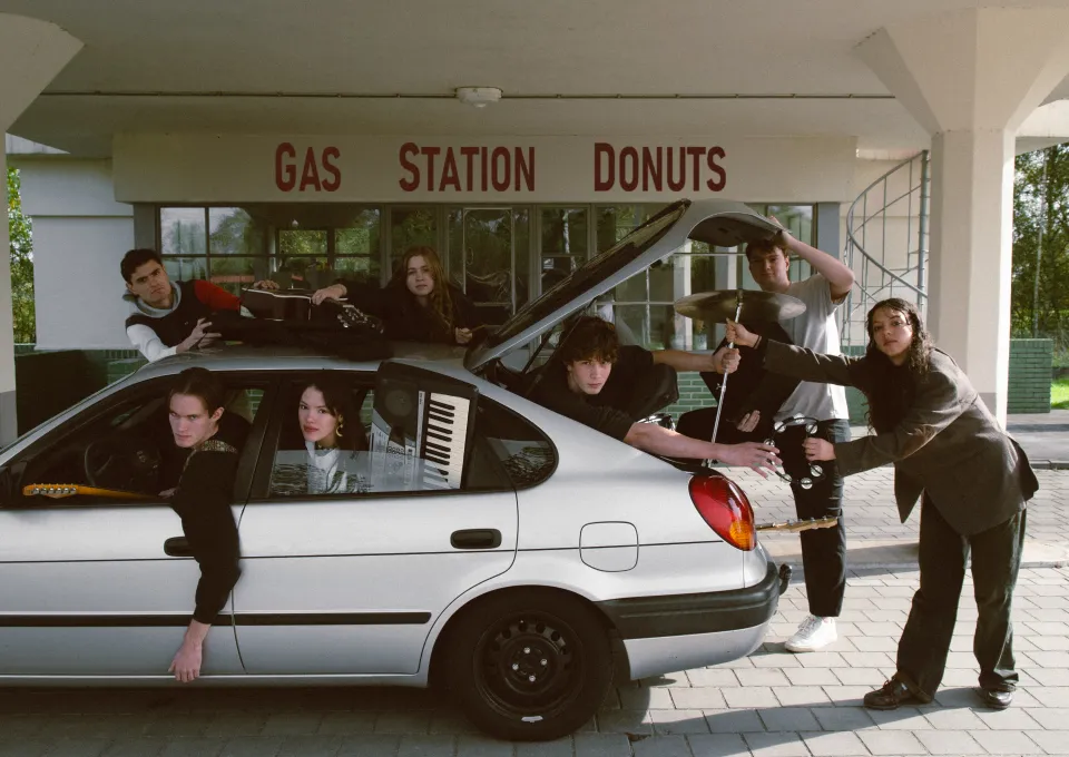 Banleden in en om auto bij benzinepomp