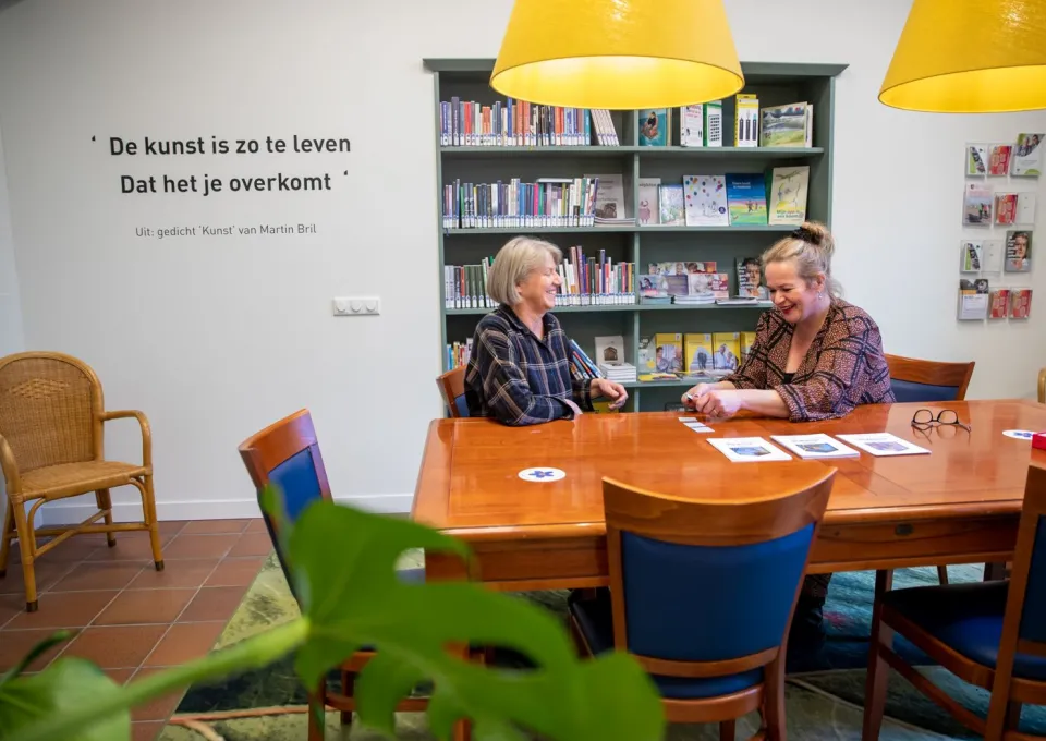 twee vrouwen aan tafel spelen memory