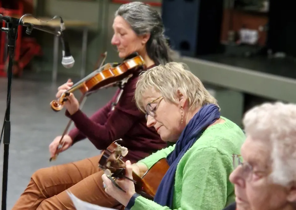 Drie oudere dames maken samen muziek