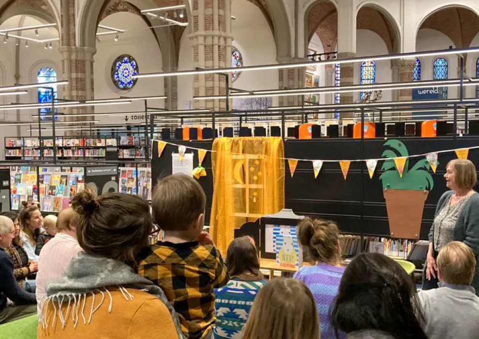 Feest met vlaggetjes in de bibliotheek