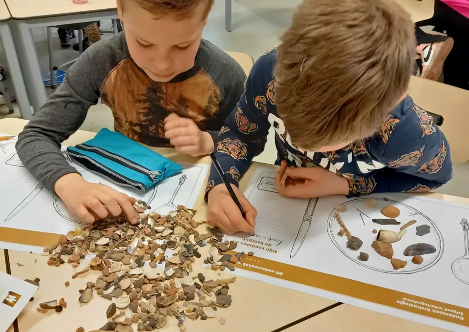 jongens werken aan opdracht in de klas 