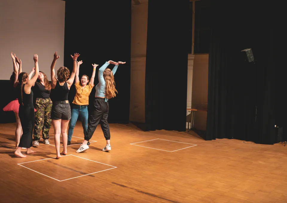 Jongeren dansen 