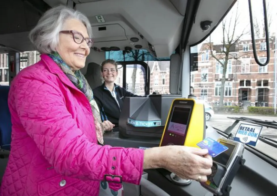vrouw reist met bus