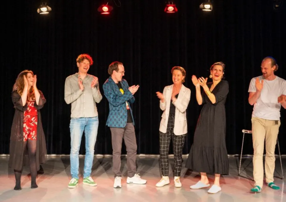 Spelers op toneel