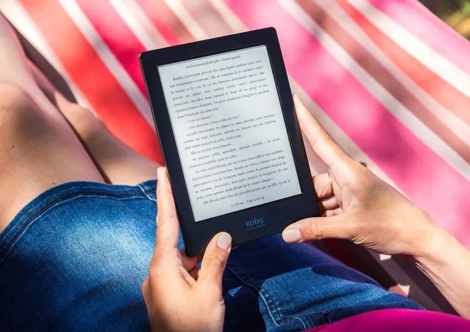 vrouw met e-reader