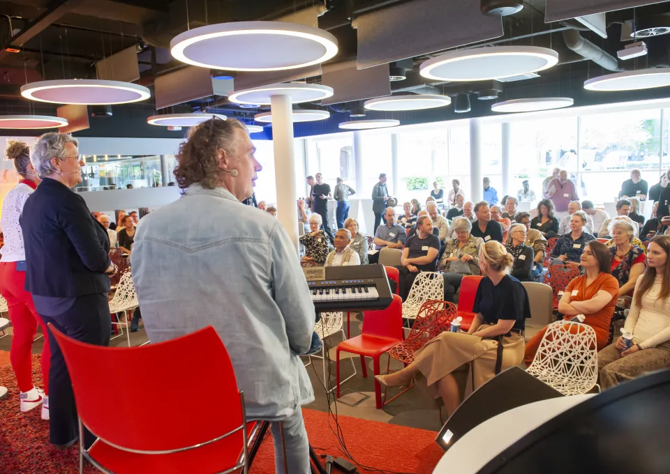 Event met mensen in zaal en op podium