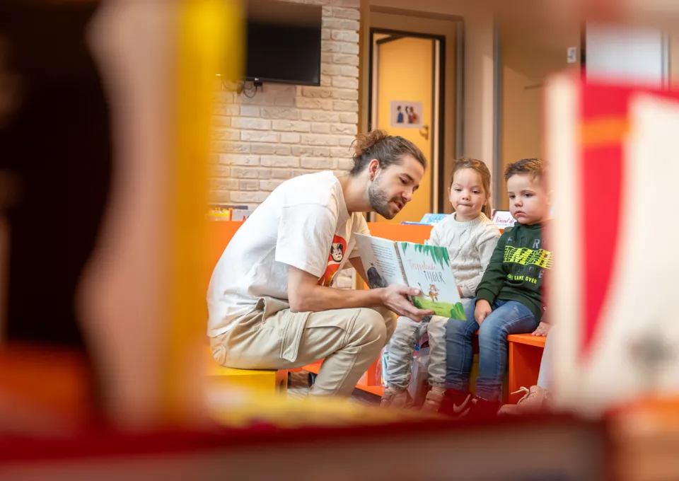collega leesconsulent met leerlingen aan het lezen