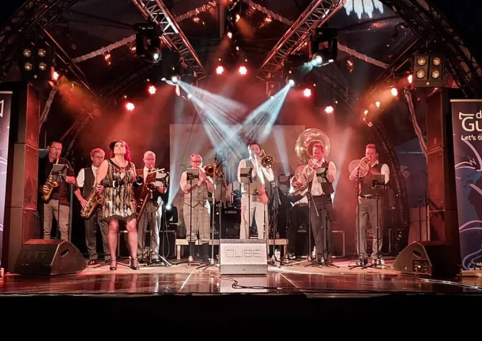 groepsfoto bandleden Dr. Gumbo Brass