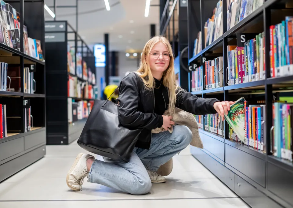meisje voor boekenkast