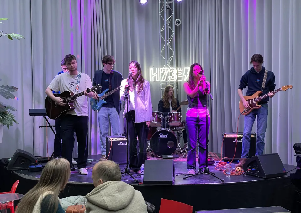 optreden muzikanten op podium 