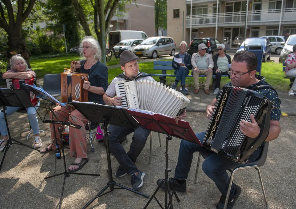 senioren maken muziek 
