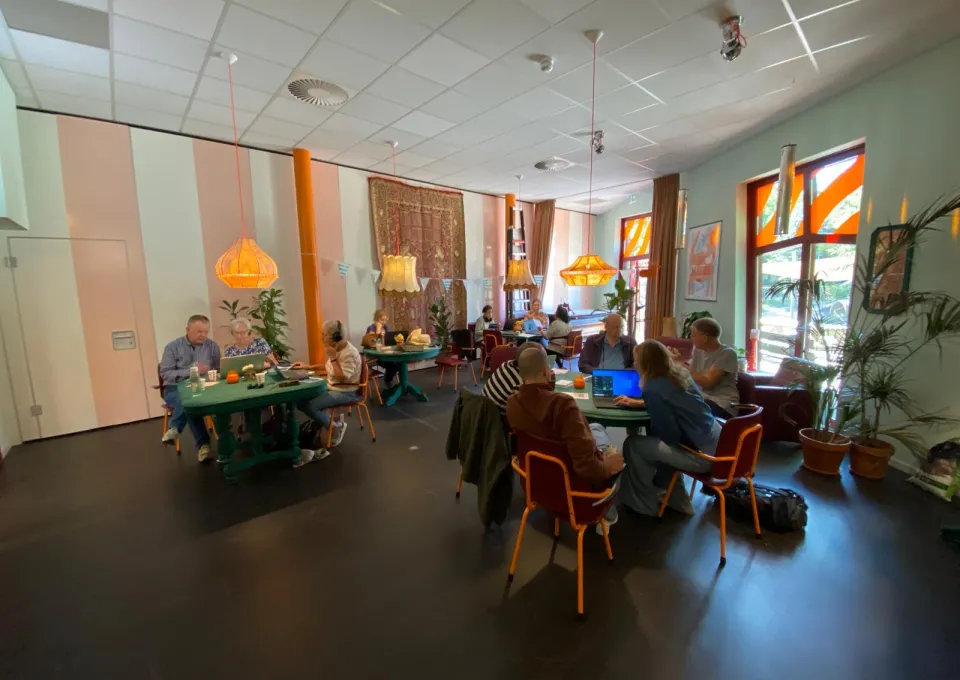 Mensen aan tafel in buurthuis