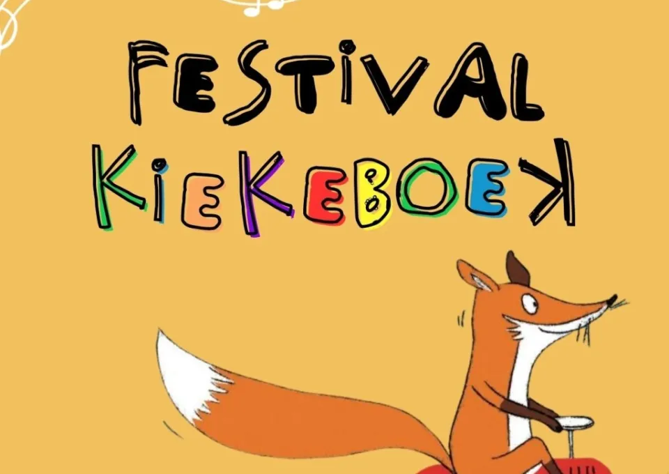 Vos rijdt op zijn loopfiets met het logo van Festival KiekeboeK