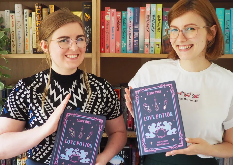 twee meiden die boek vasthouden