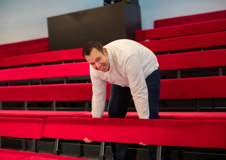 Man helpt met tribune opbouwen