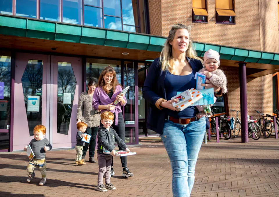 Bezoekers komen naar buiten bij de Meander