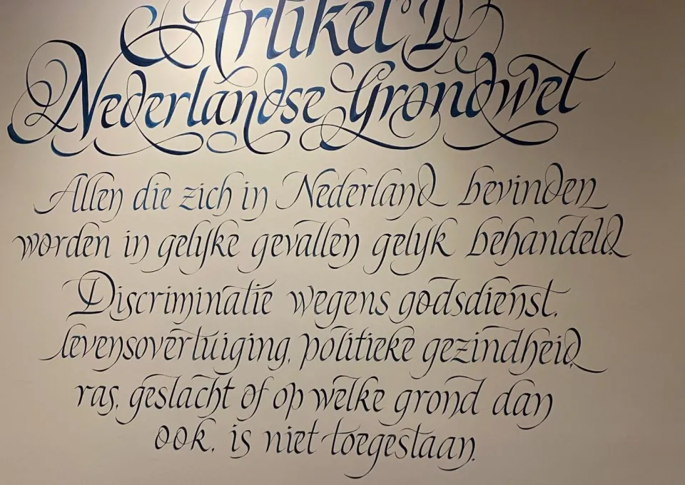 Artikel 1 in sierlijke letters