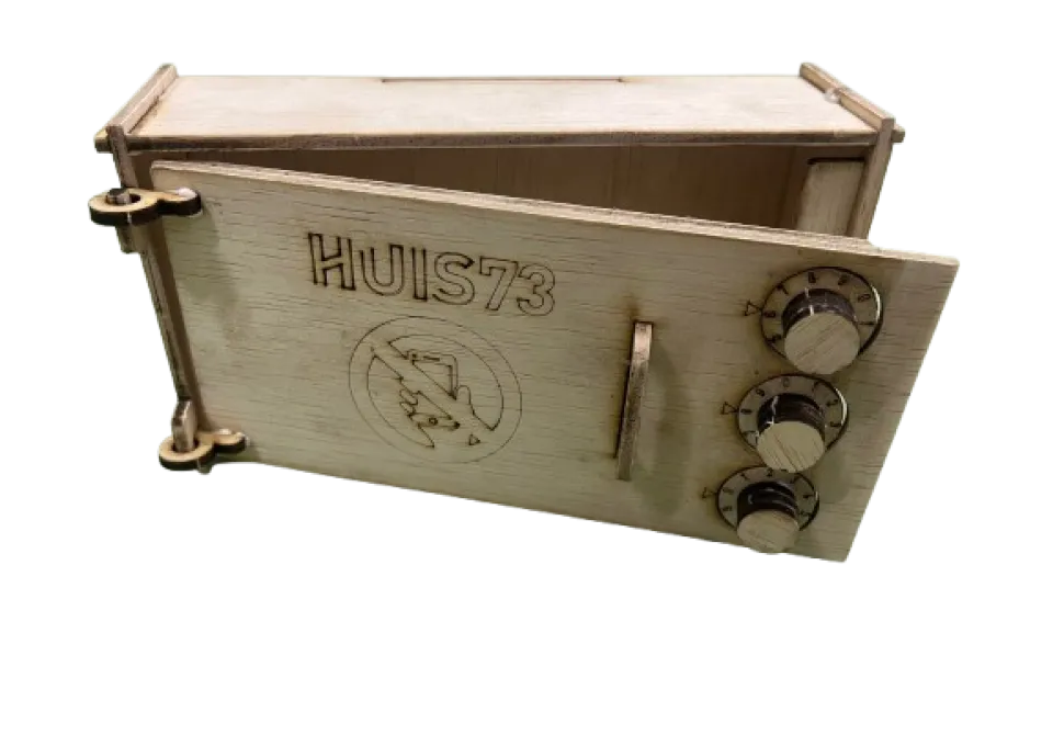 Foto van een houten telefoonkluis met daarop het logo van Huis73