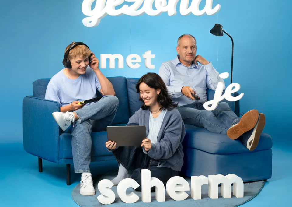 Gezinsleden zitten op scherm