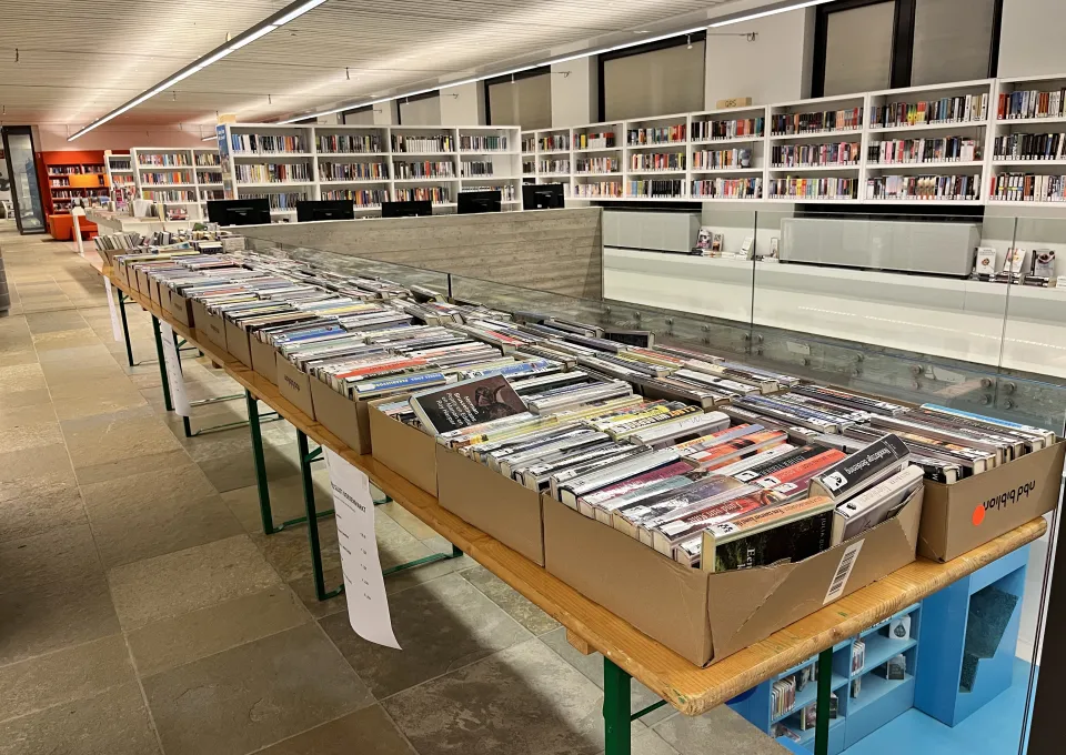 Boeken in dozen voor de boekenmarkt