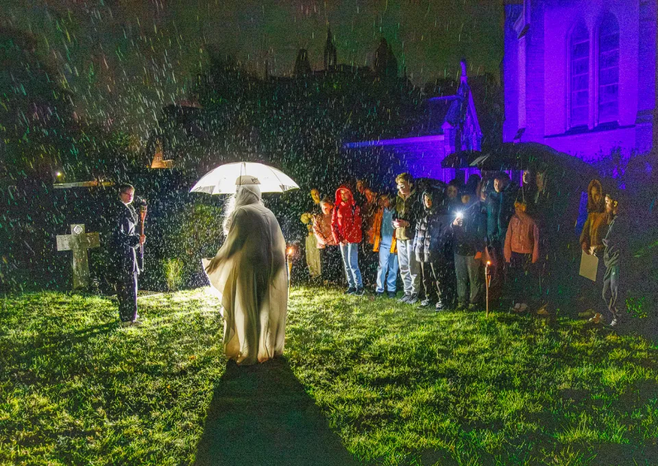 scene uit een verhaal op begraafplaats
