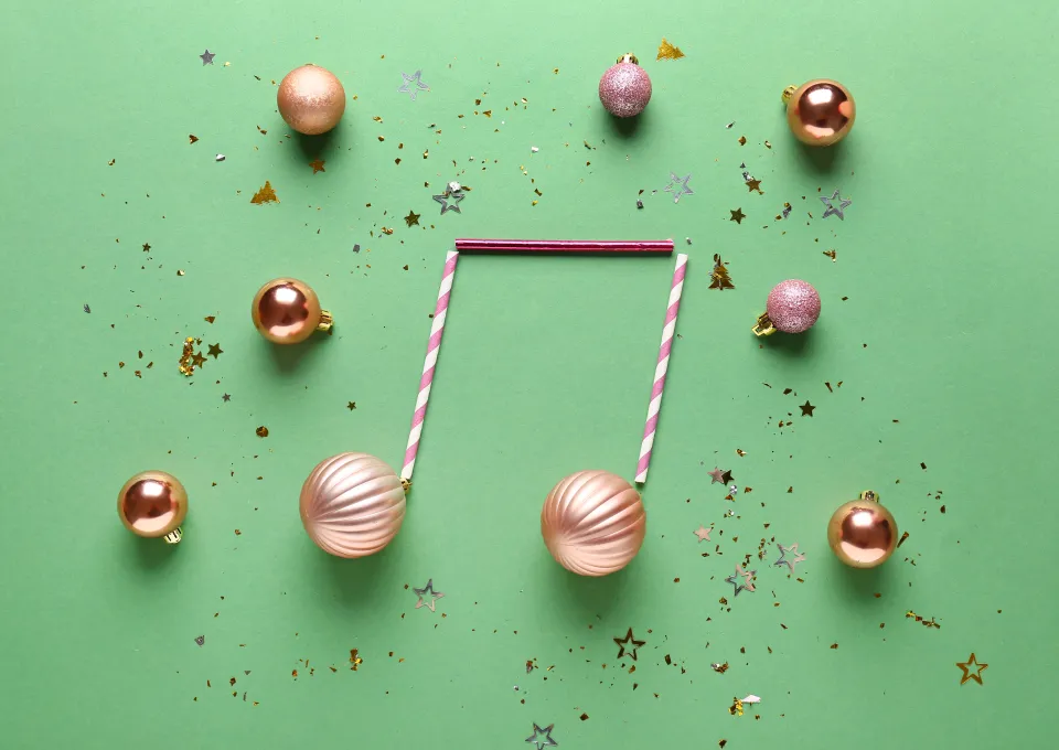 Groene achtergrond met kerstballen in vorm van muzieknoot
