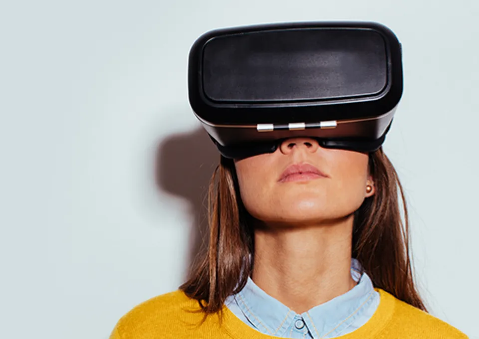 vrouw met vr-bril op