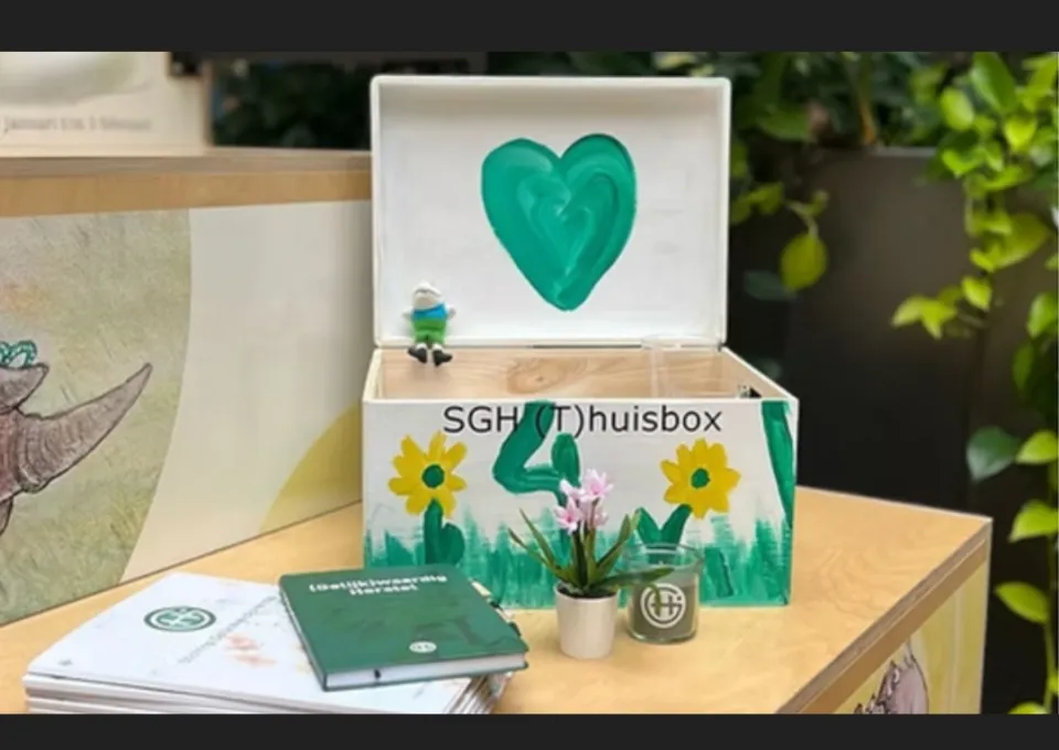 beschilderd houten kistje en notitieblok