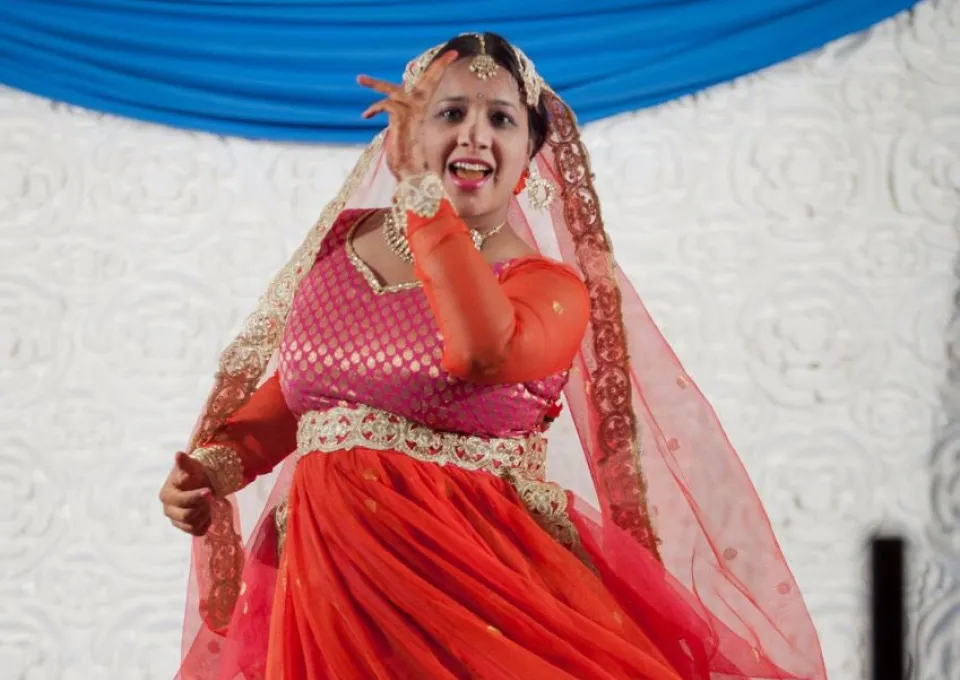 dansende indiase vrouw in rode jurk